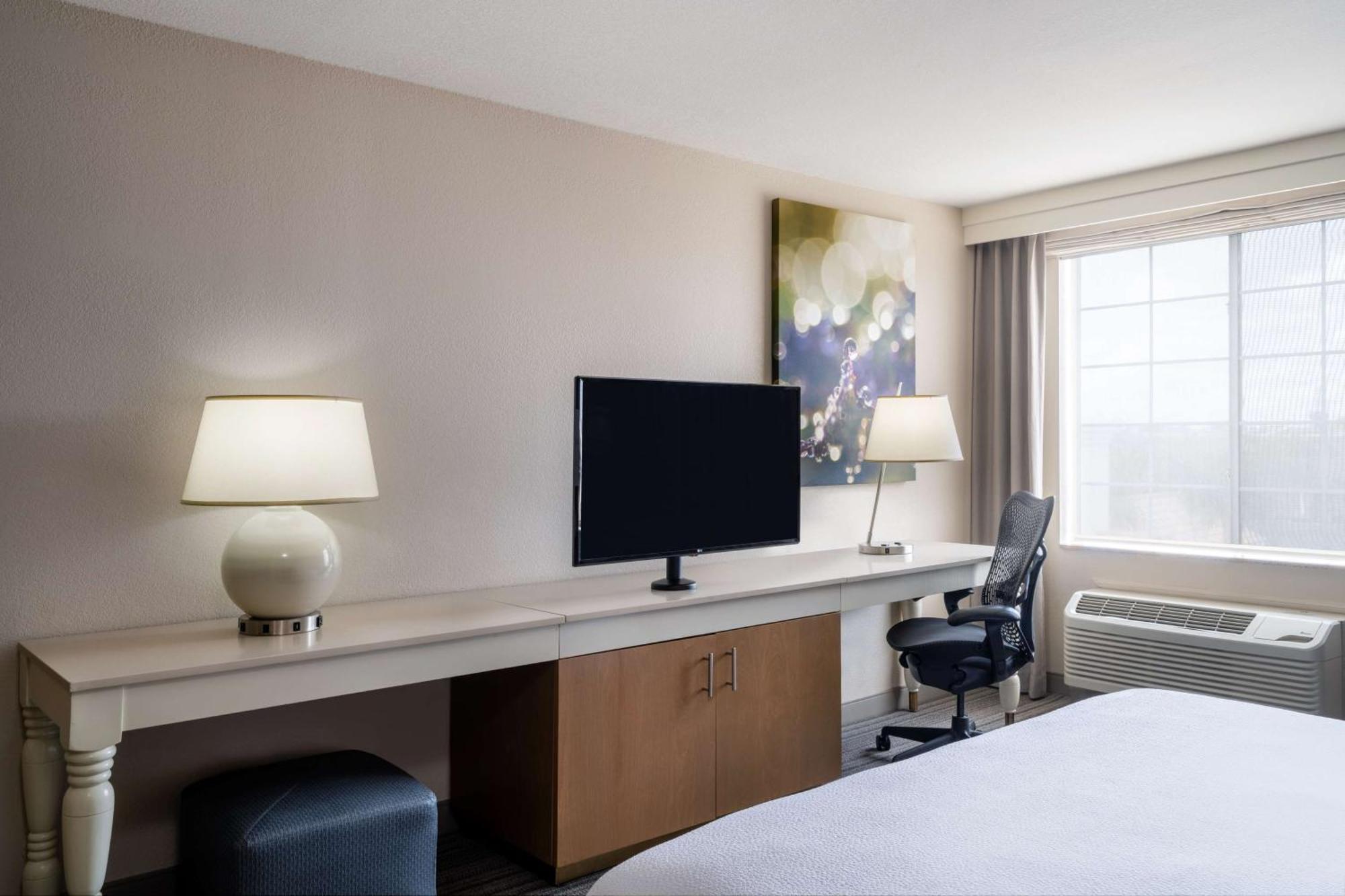 Hilton Garden Inn Бейкерсфилд Экстерьер фото