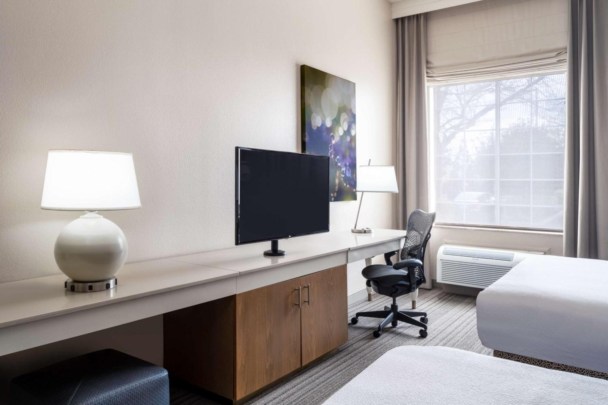 Hilton Garden Inn Бейкерсфилд Экстерьер фото